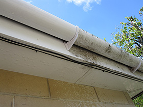 Bath gutter cleaning - before and after
